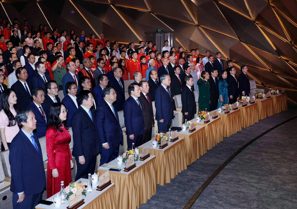 Tổng Bí thư Tô Lâm cùng nhiều lãnh đạo cấp cao của Đảng, Nhà nước cùng đông đảo đại biểu trong và ngoài nước tham dự Lễ kỷ niệm 80 năm Ngày truyền thống ngành Thể dục Thể thao Việt Nam. Ảnh: Thống Nhất/TTXVN. tong-bi-thu-to-lam-du-le-ky-niem-80-nam-the-thao-viet-nam (1).jpg