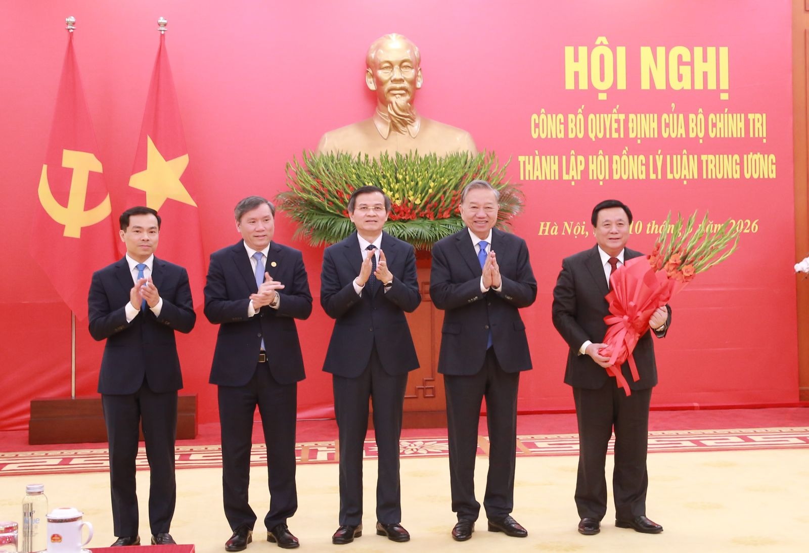 Tổng Bí thư Tô Lâm trao quyết định thành lập Hội đồng Lý luận Trung ương  - Ảnh 1.