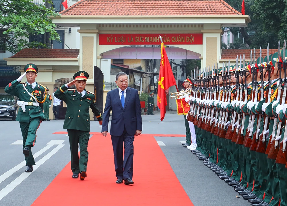 Tổng Bí thư Tô Lâm, Bí thư Quân ủy Trung ương dự Lễ kỷ niệm 80 năm Ngày thành lập và đón nhận Huân chương Hồ Chí Minh của Binh chủng Công binh. Ảnh: MOD. tong-bi-thu-xay-dung-luc-luong-cong-binh-tinh-gon-manh-hien-dai-1.crdownload