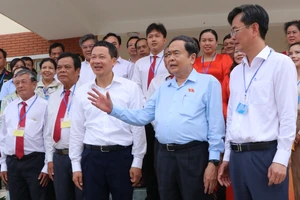 Chủ tịch Quốc hội kiểm tra thực tế tại đơn vị bầu cử ở tỉnh Đồng Nai