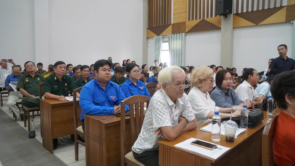 Các cử tri tại buổi tiếp xúc. Ảnh: SONG MAI ung-cu-vien-dbqh-le-quang-manh-chu-trong-cau-noi-giua-thanh-pho-voi-quoc-hoi-1.jpg