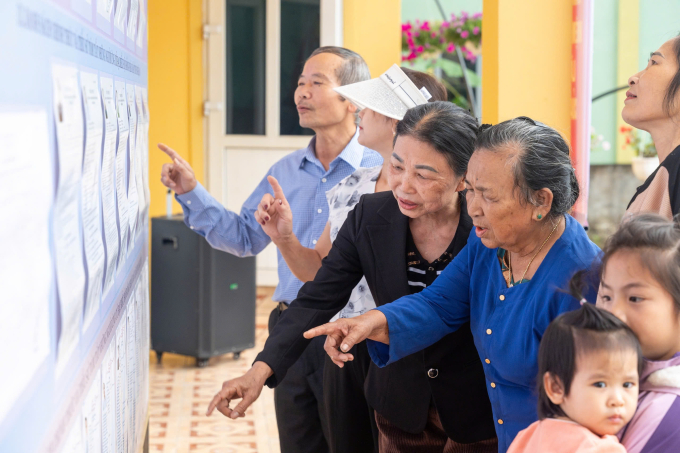 Người dân xem xét danh sách cử tri tại Nghệ An. Ảnh: Hoàng Phong