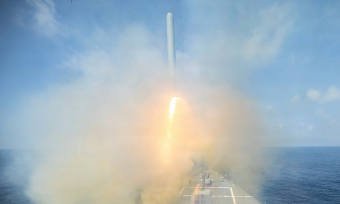 Khu trục hạm USS Spruance của Mỹ  khai hỏa tên lửa Tomahawk trong chiến dịch tập kích Iran hôm 28/2. Ảnh: US Navy