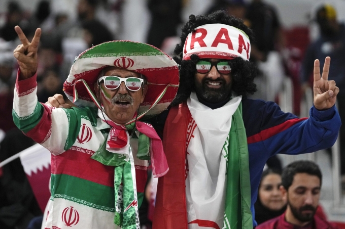 CĐV Iran cổ vũ đội nhà trước trận bán kết Asian Cup 2023 giữa Qatar và Iran trên sân Al Thumama, thành phố Doha, Qatar ngày 7/2/2024. Hai đội tuyển, đều đã giành vé dự World Cup hè này, hiện vướng vào xung đột quân sự. Ảnh: AP