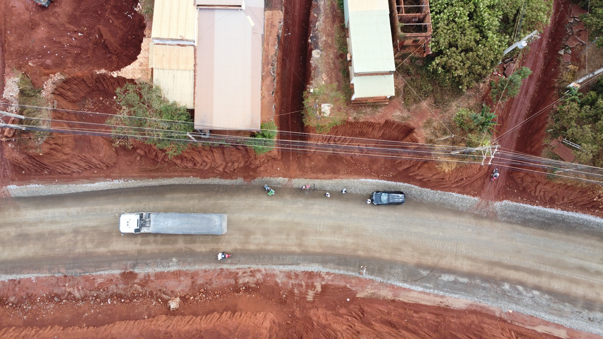 Hạ cốt nền đường, nhà dân chênh vênh bên mép vực sâu: Trách nhiệm thuộc về ai? - Ảnh 1.