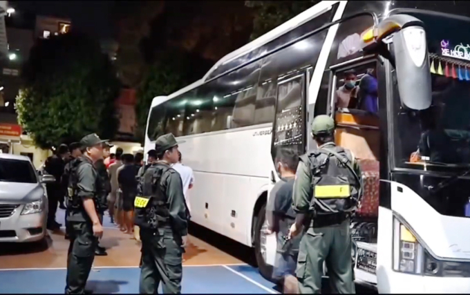 Cảnh sát đưa các nghi can về trụ sở. Ảnh: Công an TP HCM