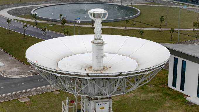 Ăng-ten thu phát tín hiệu điều hành vệ tinh của Trung tâm Vũ trụ Việt Nam tại Khu Công nghệ cao Hòa Lạc - Hà Nội. Ảnh: Giang Huy