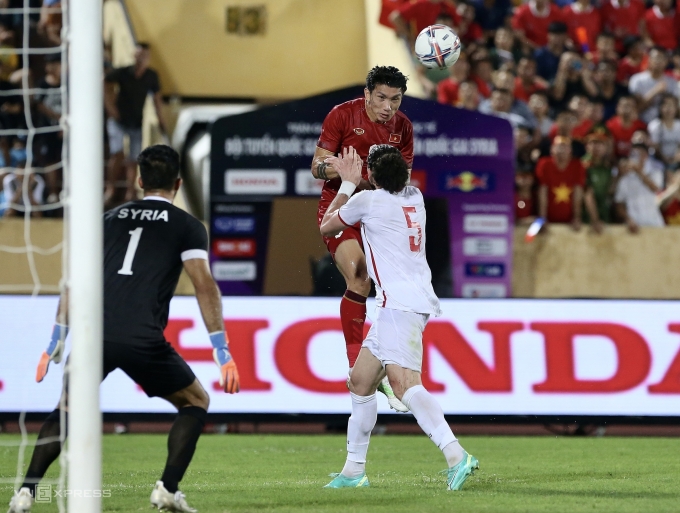 Hậu vệ Việt Nam Đoàn Văn Hậu (áo đỏ) thi đấu trong trận giao hữu thắng Syria 1-0 trên sân Thiên Trường ở Nam Định (nay là Ninh Bình) vào ngày 20/6/2023. Ảnh: Hiếu Lương