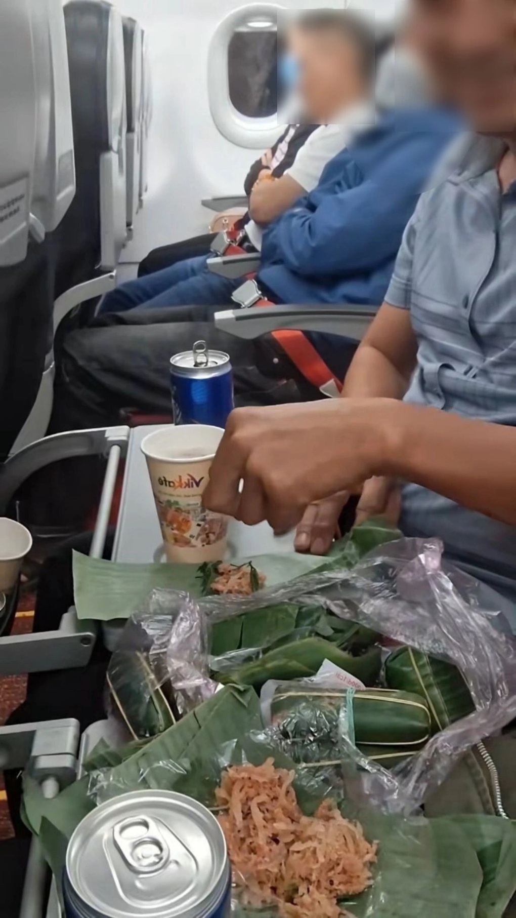 Tranh cãi hành khách bóc nem thính, uống bia trên máy bay - 1