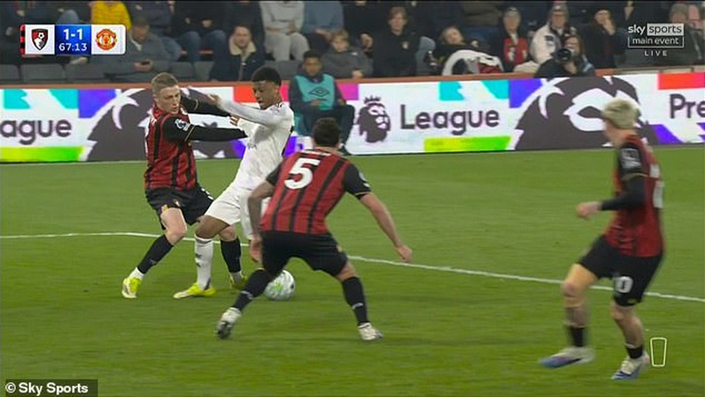 Tranh cãi nảy lửa về tấm thẻ đỏ của Maguire, khiến Man Utd rơi điểm đau đớn - 1