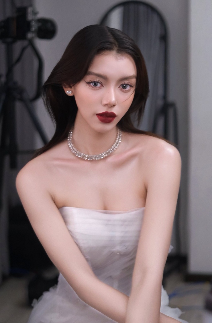 Tranh cãi người đẹp Myanmar sang Việt Nam thi hoa hậu 1 Thae Su Nyein gây tranh cãi khi thi Miss Cosmo 2026.