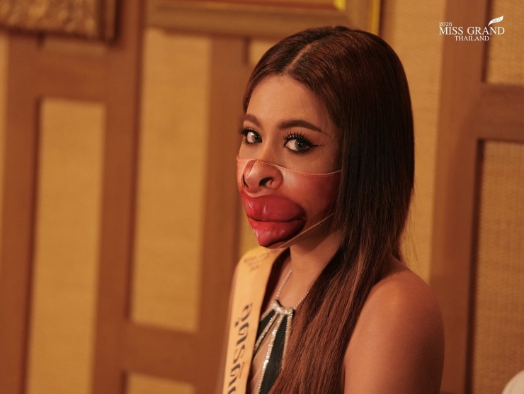 Thí sinh đeo mặt nạ gây tranh cãi ở vòng phỏng vấn kín.