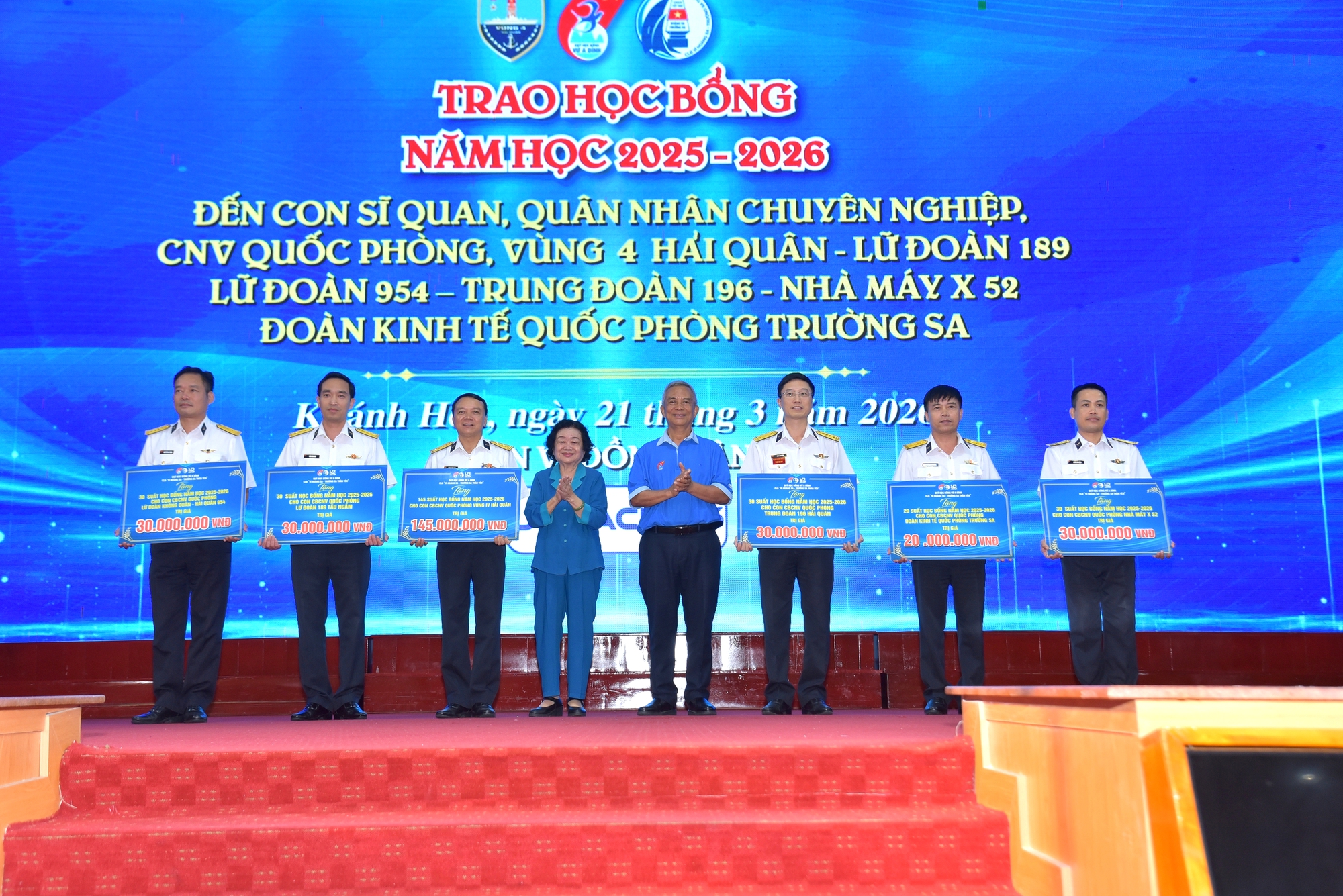 Trao 145 suất học bổng Vừ A Dính và 2.000 lá cờ đến Vùng 4 Hải quân - Ảnh 1.