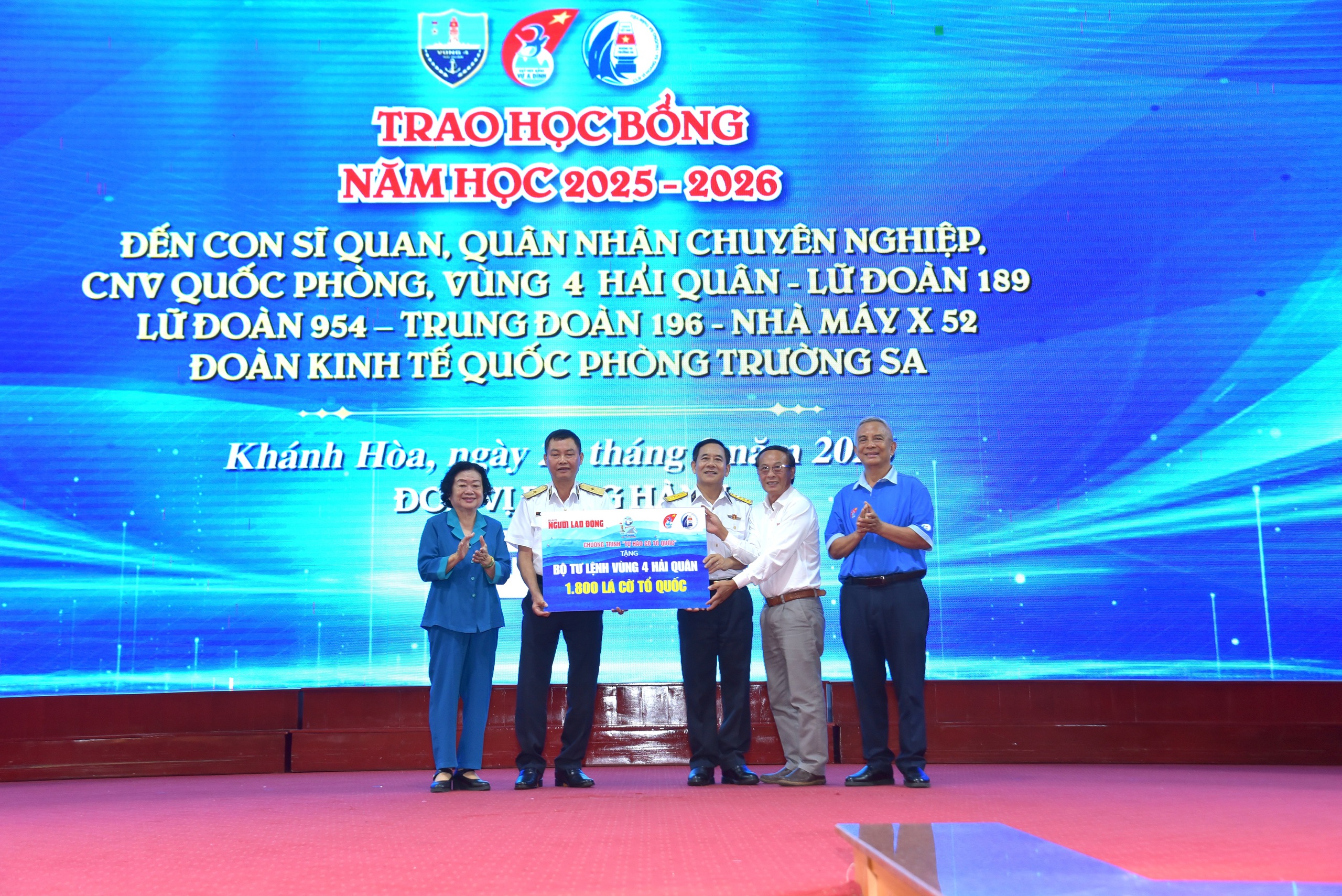 Trao 145 suất học bổng Vừ A Dính và 2.000 lá cờ đến Vùng 4 Hải quân - Ảnh 2.