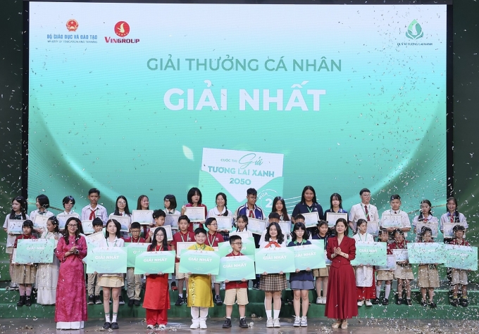 Ban tổ chức trao giải cho các cá nhân xuất sắc. Ảnh: Vingroup