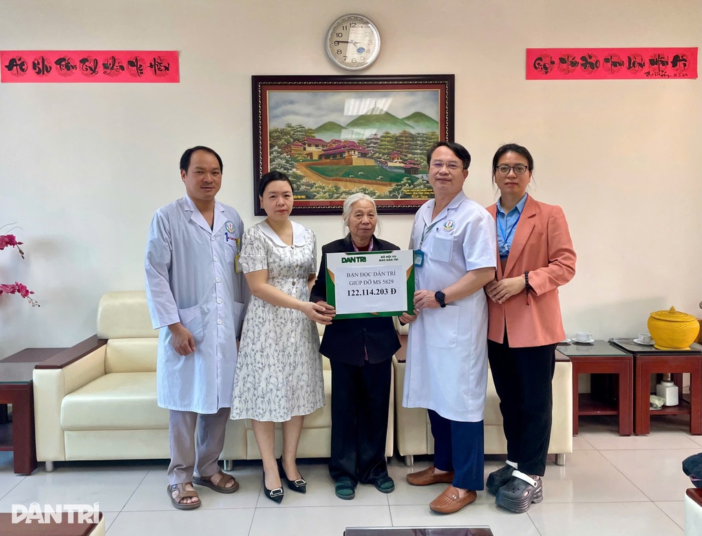 Trao hơn 122 triệu đồng hỗ trợ người mẹ có con gái đã mất vì đa chấn thương - 1