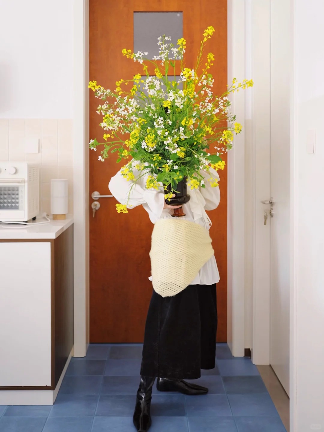 Tháng 3 rước lộc vào nhà: Trào lưu cắm hoa cải vàng giúp không gian bừng sáng, gom hết bình yên tuổi thơ vào một góc phòng- Ảnh 6.