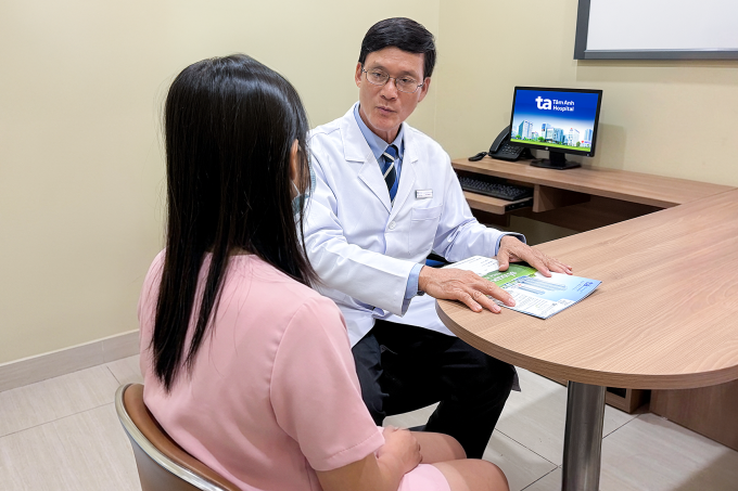 ThS.BS.CKI Nguyễn Hữu Dũng, khoa Ngoại Nhi, khám và tư vấn viêm hạch cổ cho một bệnh nhi. Ảnh minh họa: Bệnh viện Đa khoa Tâm Anh