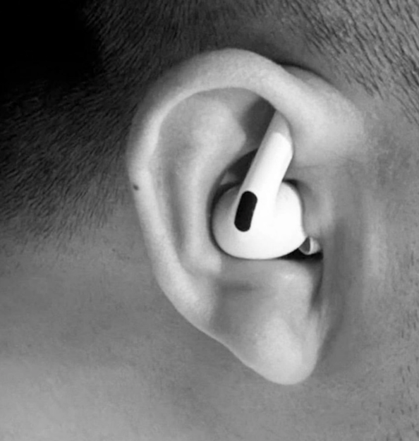 Trên mạng chỉ nhau cách đeo AirPods “chuẩn”, AI Grok cũng đồng ý nhưng thực ra lại sai lè- Ảnh 2.