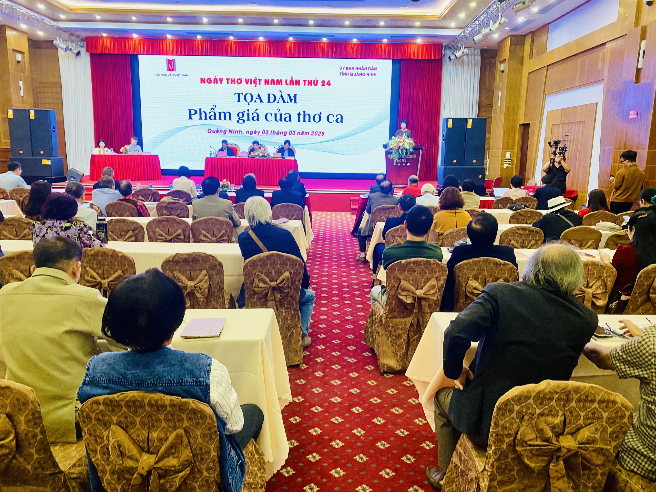 Trí tuệ nhân tạo AI đang thách thức các nhà thơ  - Ảnh 1.