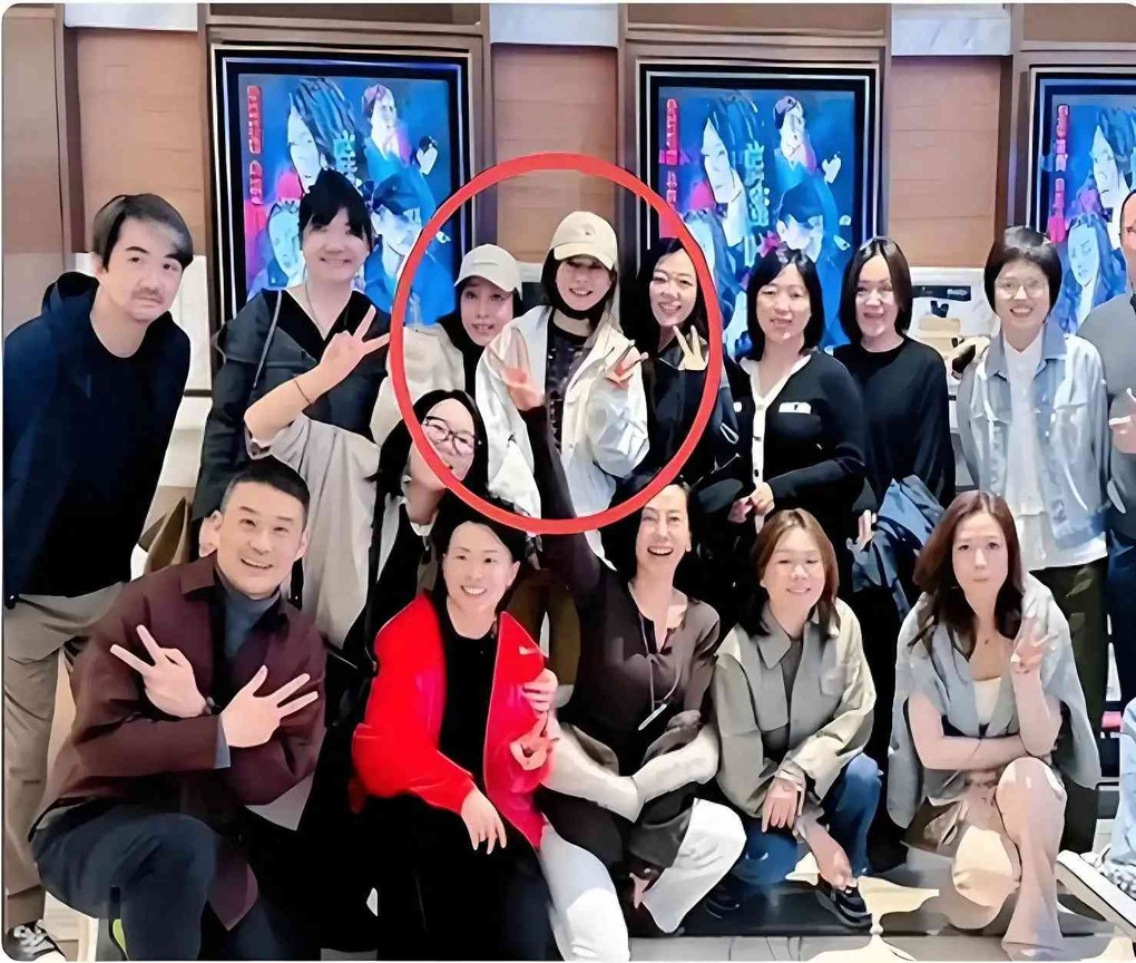 Triệu Vy bất ngờ lộ diện, một bộ phận khán giả phẫn nộ - 1