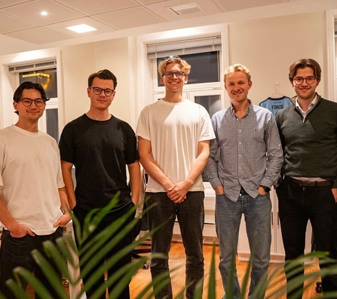 Lars Gundersen (thứ hai từ phải sang) cùng các cộng sự trong ê-kíp dữ liệu Fokus trợ giúp công tác tuyển mộ cầu thủ cho Bodo/Glimt. Ảnh: Rasmus Lie / TV 2