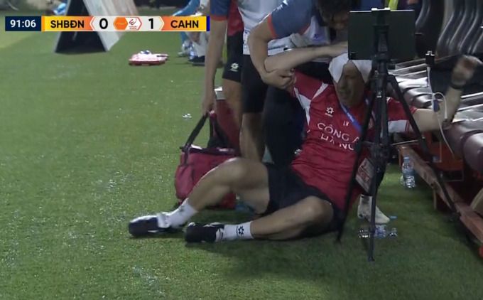 Trợ lý HLV Luis Viegas choáng sau khi xô xát với David Henen ở cuối trận Công an Hà Nội thắng Đà Nẵng 1-0 ở trận đấu bù vòng 13 V-League 2025-2026, trên sân Chi Lăng ở Đà Nẵng ngày 22/3/2026. Ảnh: Chụp màn hình