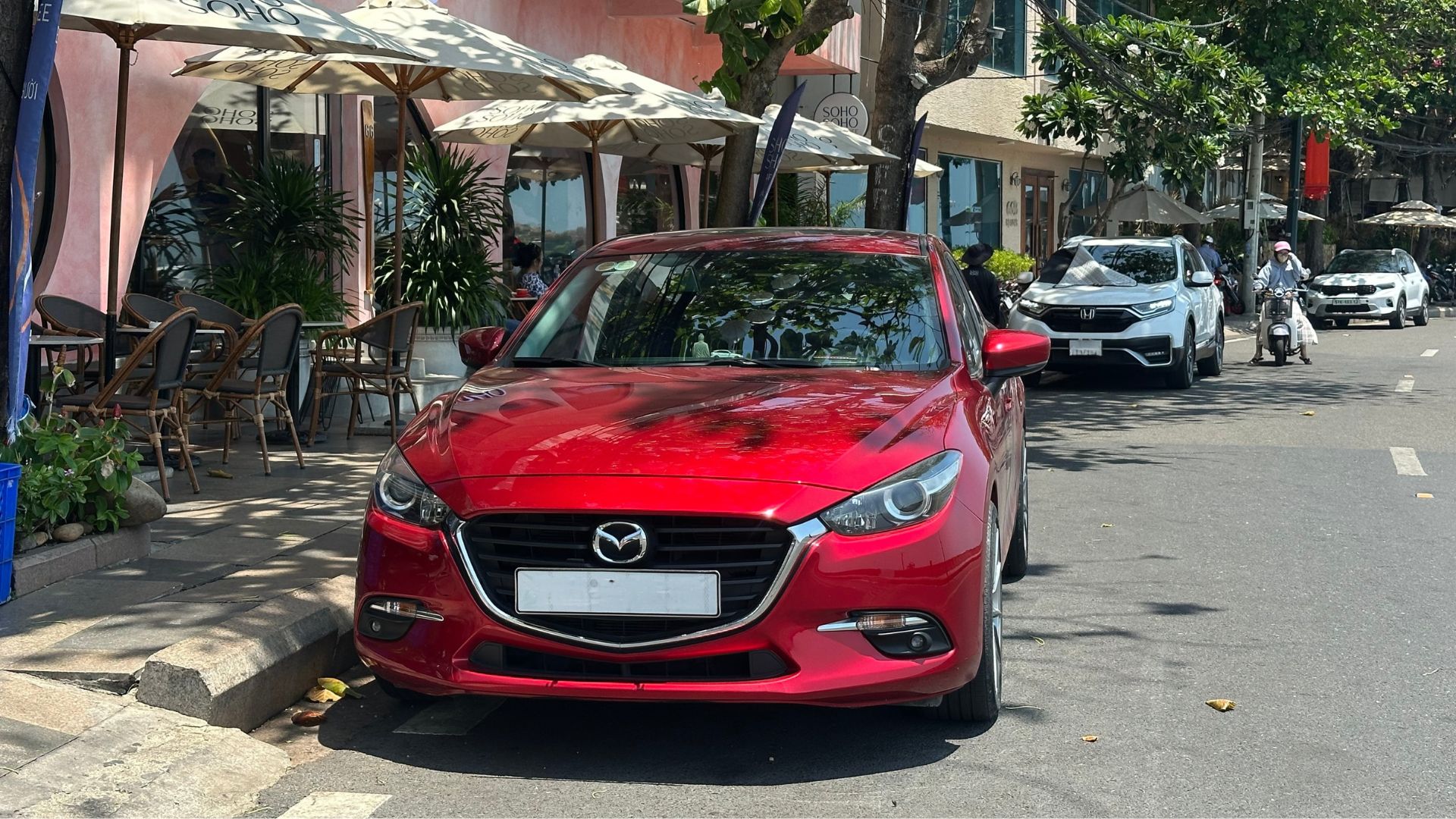 Trời nắng gắt, chọn chỗ đậu ô tô sao cho hợp lý? - Ảnh 1.