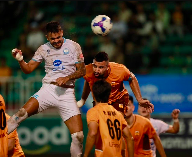 HAGL nguy cấp lắm rồi, cửa rớt hạng rất… sáng: Trông cậy vào ‘hàng độc’ được không?
- Ảnh 1.