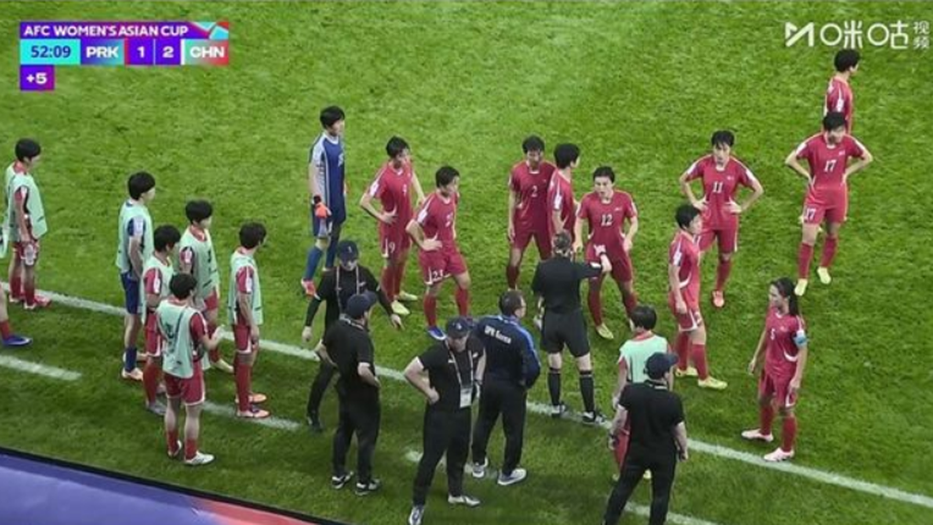 Trọng tài Việt Nam gây tranh cãi lớn, tuyển nữ Triều Tiên suýt bỏ trận - 4