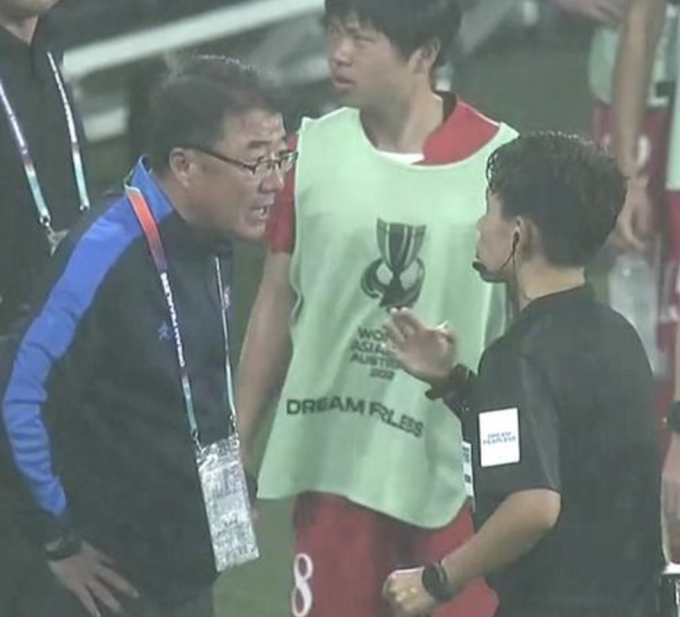 Trọng tài Lê Thị Ly (áo đen) trao đổi với HLV Ri Song-ho sau khi công nhận bàn thắng nâng tỷ số lên 2-1 của Trung Quốc ở phút bù hiệp một. Ảnh: Chụp màn hình