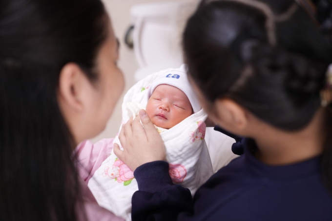 Chị Trà và hai con. Ảnh: Bệnh viện Đa khoa Tâm Anh Hà Nội