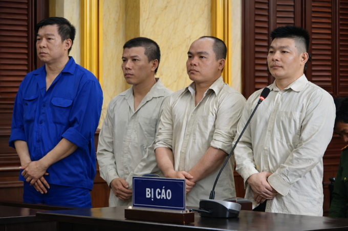 Phạm Hữu Tài (áo xanh) và các đồng phạm. Ảnh: Hải Duyên