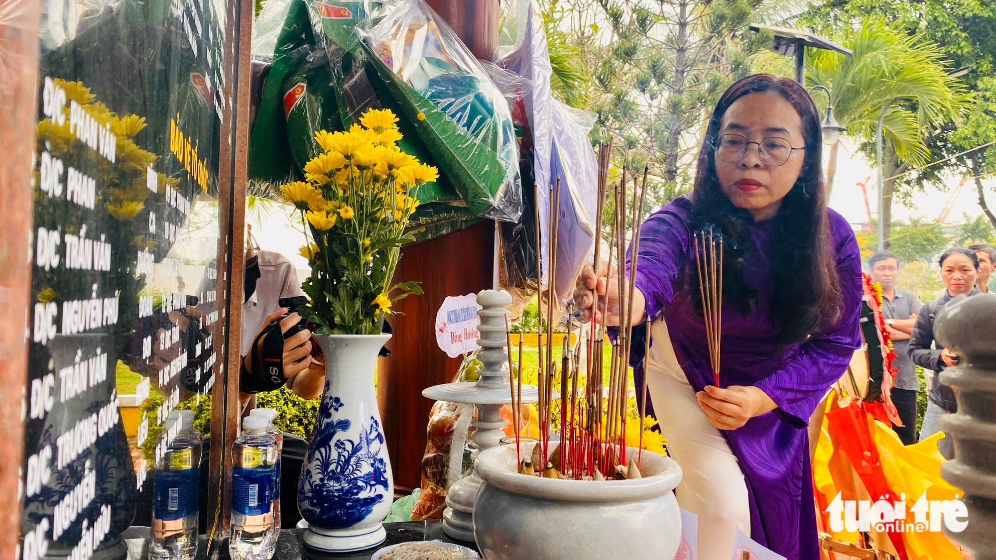 Trước bia tưởng niệm 10 liệt sĩ tại Đà Nẵng, nhớ về 64 chiến sĩ Gạc Ma anh hùng - Ảnh 1.