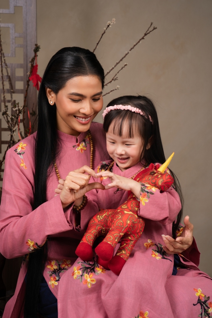 Á hậu bên con gái Maymy, bốn tuổi. Cô công khai hình ảnh con nhiều năm qua nhưng hạn chế nhắc đến cuộc sống riêng tư vì không muốn ảnh hưởng đến bé.