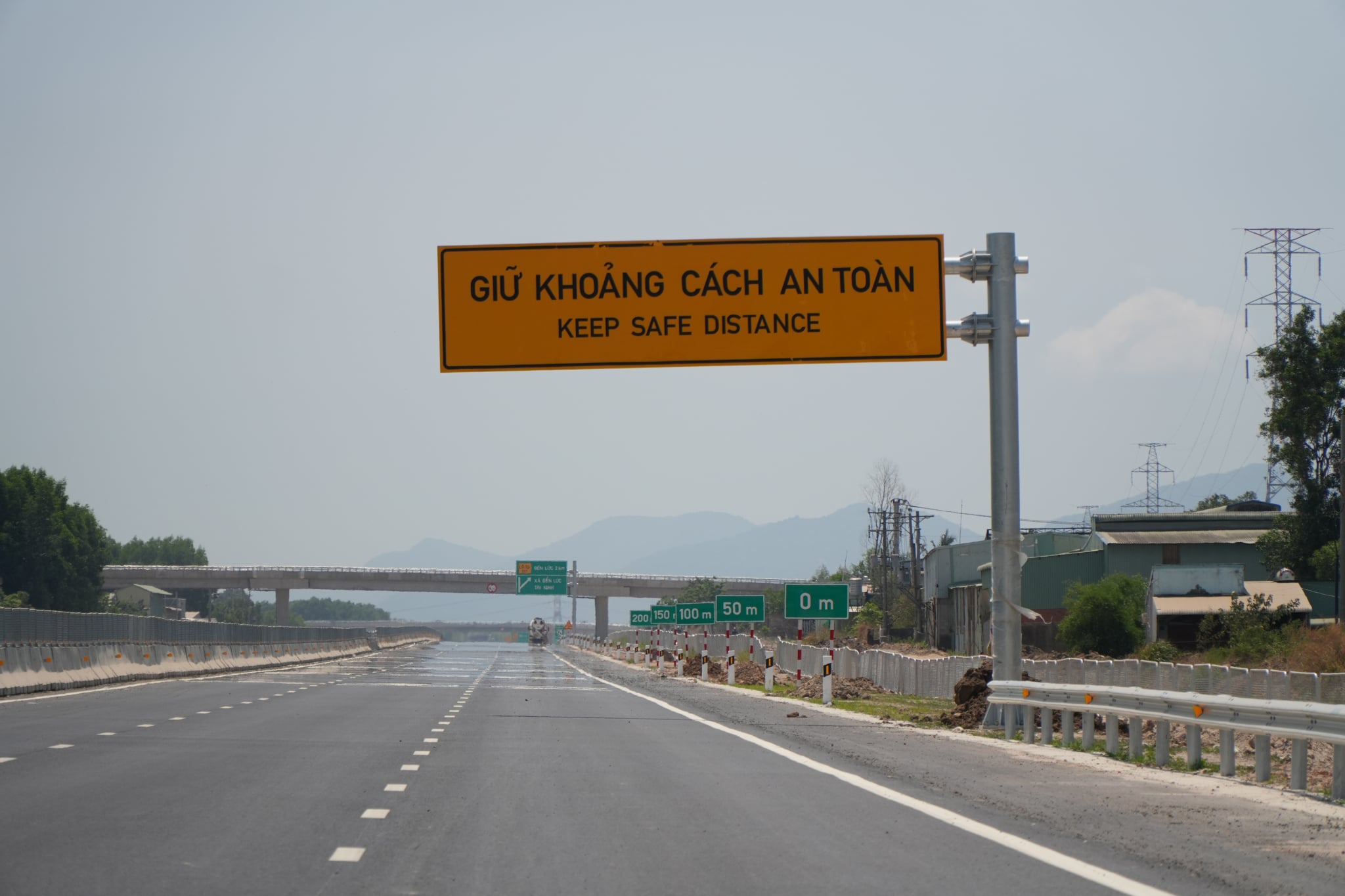 Trường hợp nào bắt buộc đặt biển cảnh báo sau ô tô 150 mét trên cao tốc?- Ảnh 3.