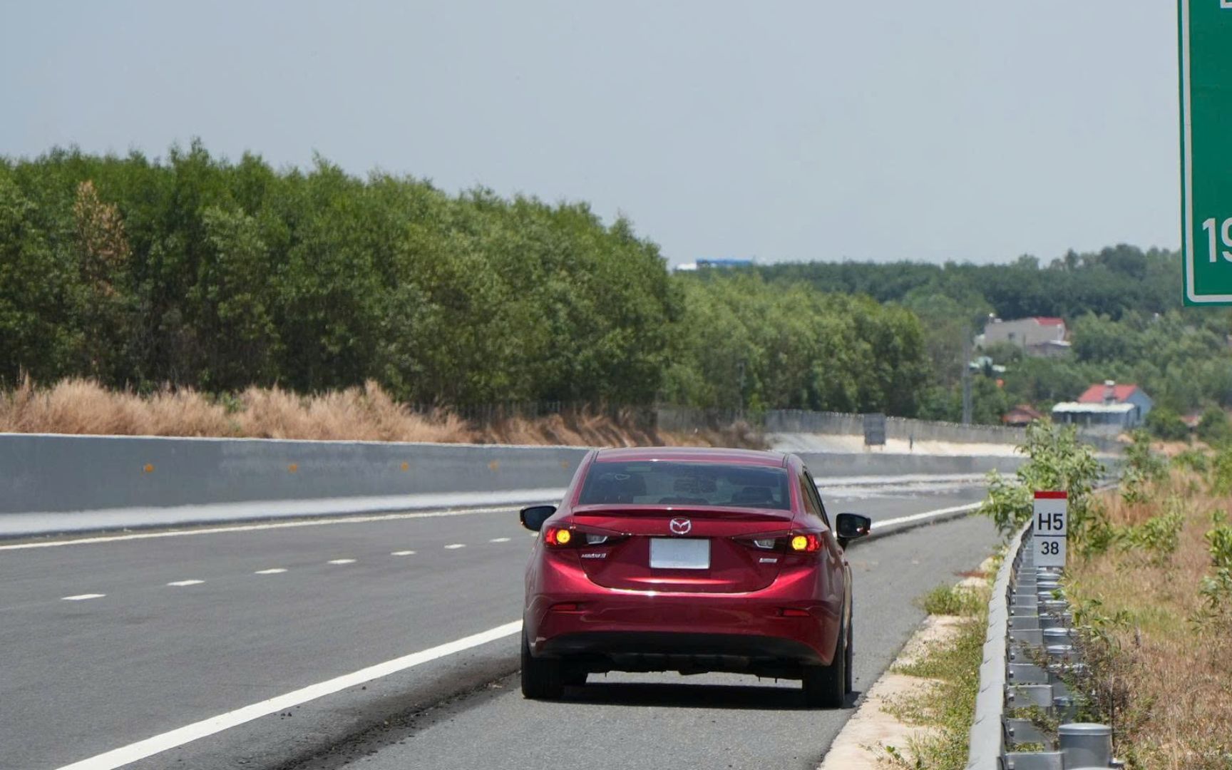 Trường hợp nào bắt buộc đặt biển cảnh báo sau ô tô 150 mét trên cao tốc?- Ảnh 2.