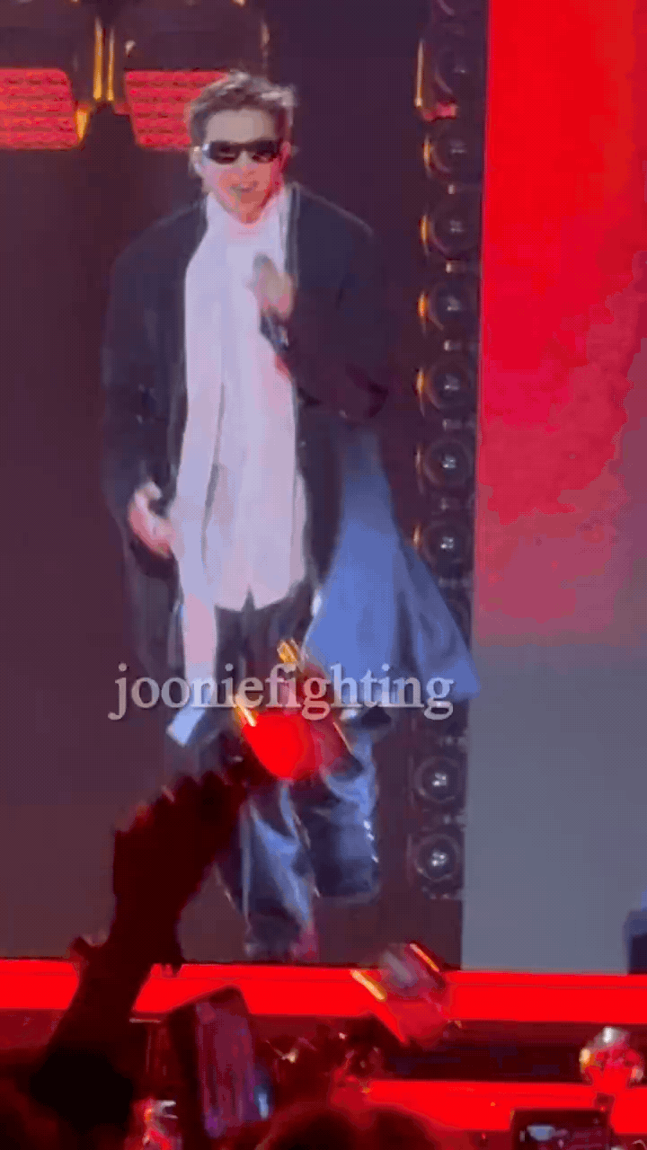 Trưởng nhóm BTS chấn thương chân, ngồi xe lăn bị 