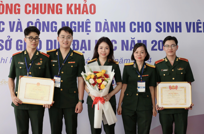 Long (bìa trái) tại Hội nghị khoa học và công nghệ cho sinh viên trong cơ sở giáo dục đại học năm 2024. Ảnh: Nhân vật cung cấp