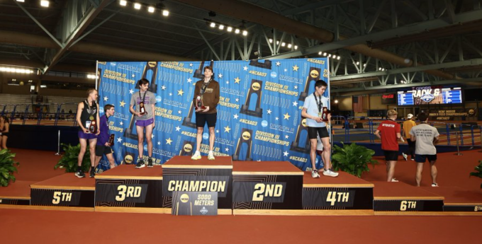 Các VĐV xếp từ thứ hai đến thứ tám ở nội dung 5.000m nam rời bục nhận huy chương thay vì chụp ảnh cùng nhà vô địch Seth Clevenger...