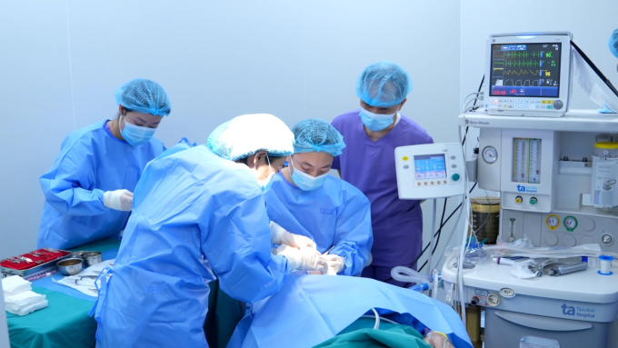 Các bác sĩ Bệnh viện Đa khoa Tâm Anh TP HCM phẫu thuật bỏ mắt trái cho người đàn ông 77 tuổi mắc zona thần kinh biến chứng mắt, do trước đó điều trị sai cách. Ảnh: BVĐK Tâm Anh