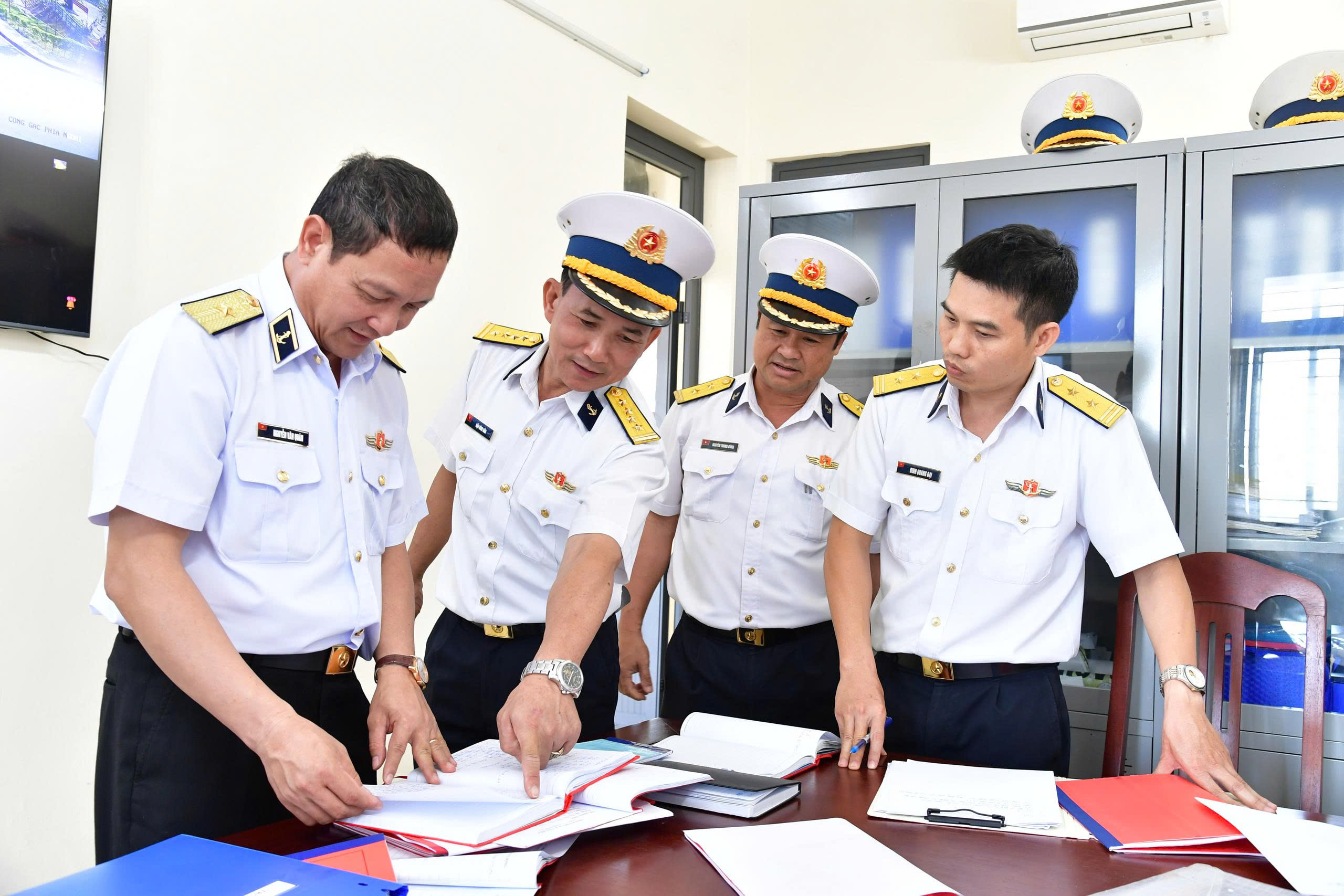 Tư lệnh Vùng 2 Hải quân: ‘Bảo vệ chủ quyền biển, đảo là nhiệm vụ thiêng liêng’ - Ảnh 1.