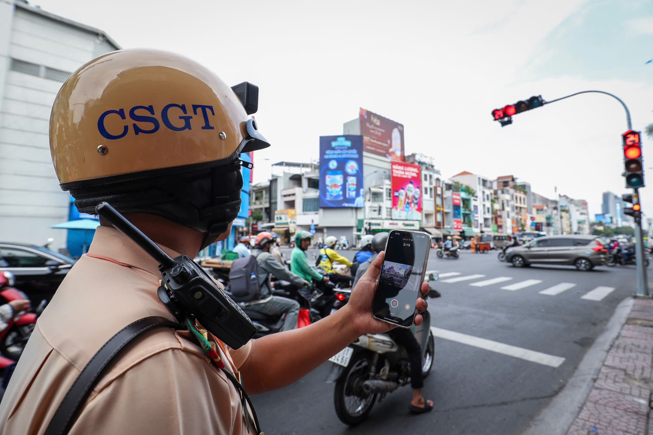 Từ ngày mai, nếu gặp cảnh vượt đèn đỏ, lạng lách... có thể phản ánh lên VNeID 1 Từ 1.4, người dân phản ánh vi phạm giao thông trên VNeID ra sao? - Ảnh 1.