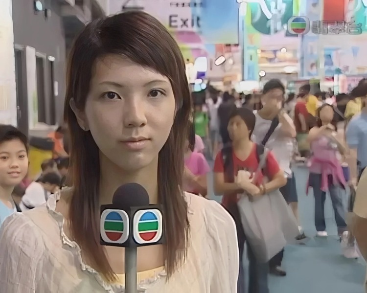 Tu nu MC thoi su thanh sep canh sat trong