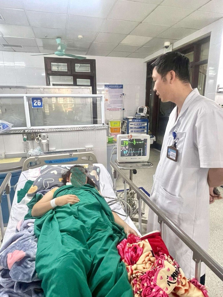 Tự ý ngưng thuốc, một phụ nữ vừa nhập viện đã mất ý thức, ngưng tuần hoàn 1 Dù có tiền sử suy tim nhưng bệnh nhân tự ý ngưng thuốc tim mạch để uống thuốc điều trị zona, khiến sức khỏe suy sụp, vừa nhập viện đã ngưng tuần hoàn. (Bác sĩ thăm hỏi bệnh nhân sau cấp cứu. Ảnh BVCC)