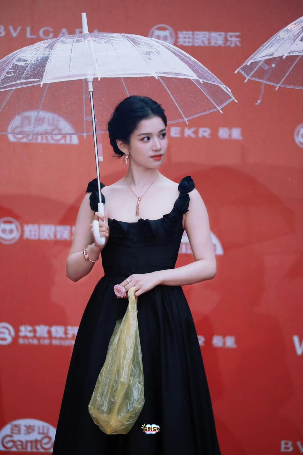 “Túi rác” giá 47 triệu đồng: Nghệ thuật biến đồ bình dân thành hàng xa xỉ - 1