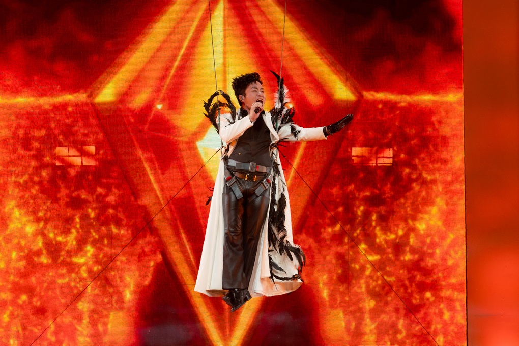 Tùng Dương đu dây treo trên không, hiếm hoi hát nhạc remix - 1