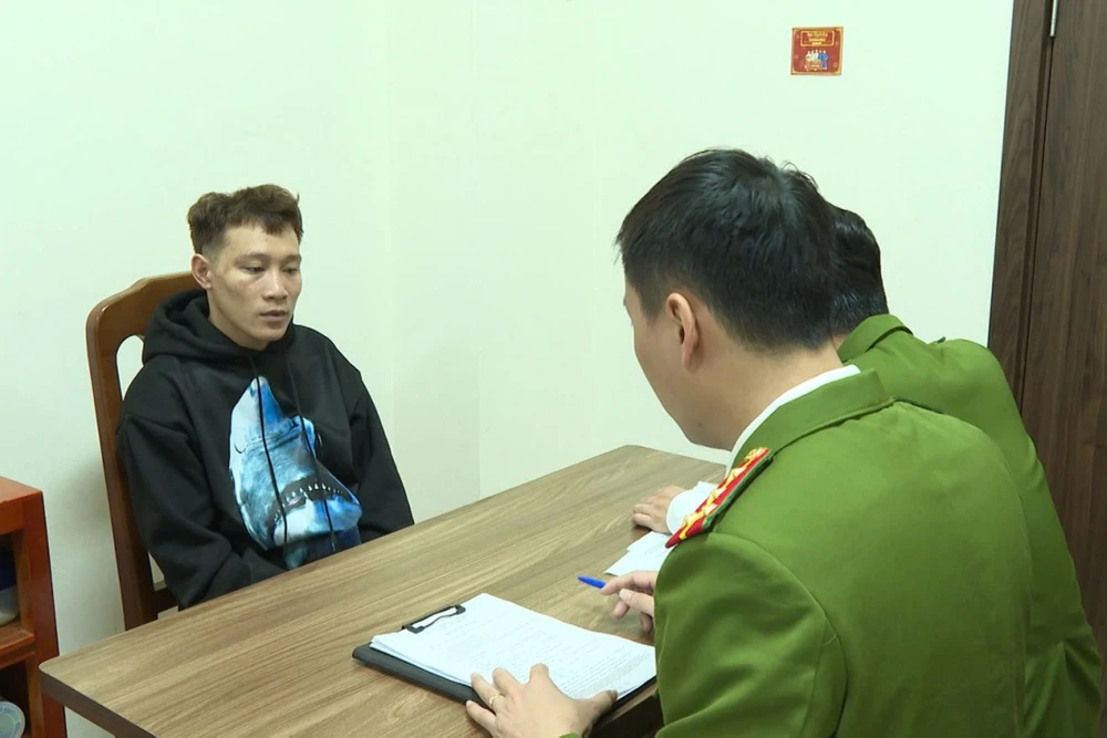 Đối tượng Lô Văn Khánh tại cơ quan công an. Ảnh: TRUNG HƯNG Tung tin bị công an đánh người ngất xỉu, hàng chục đối tượng bị triệu tập-.jpg