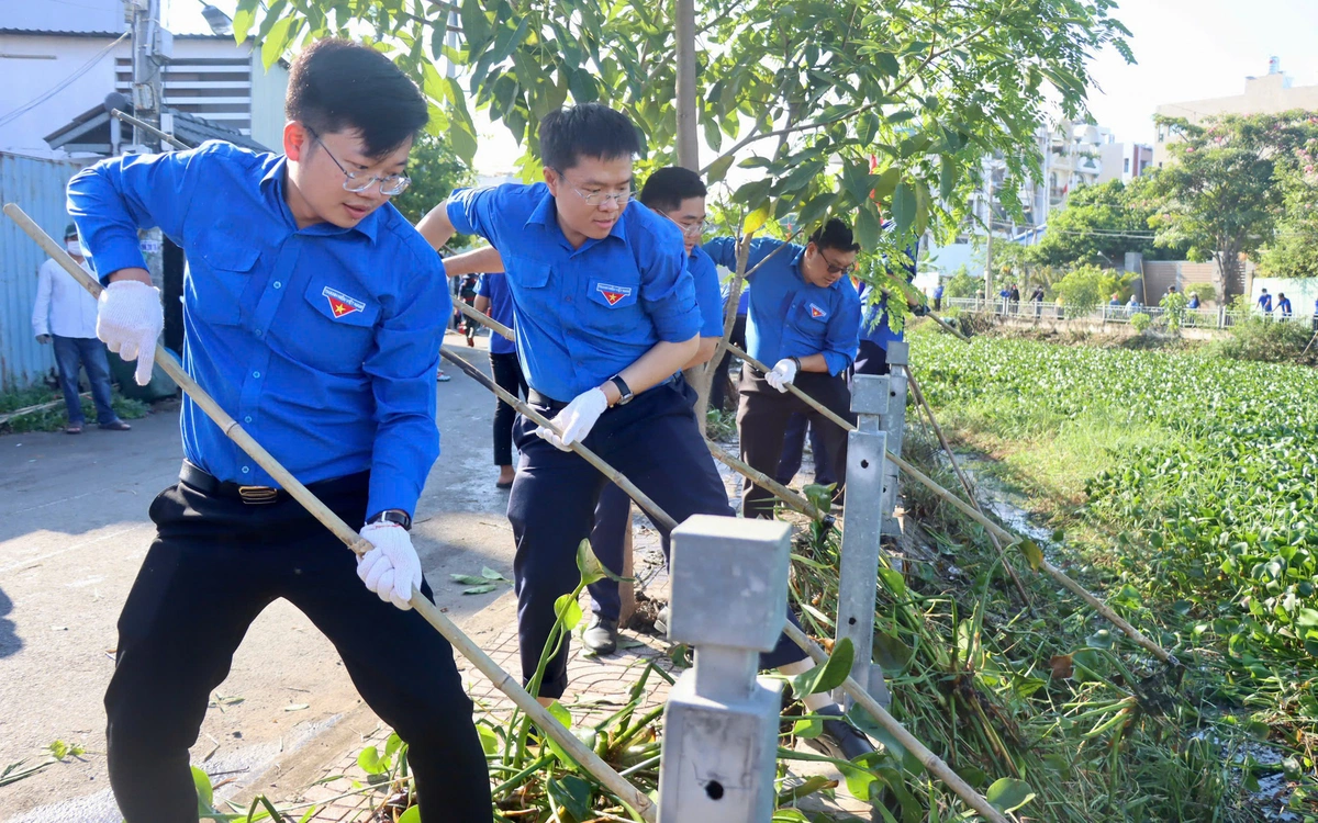 Tuoi tre TPHCM cai tao tuyen kenh rach Tam Cao