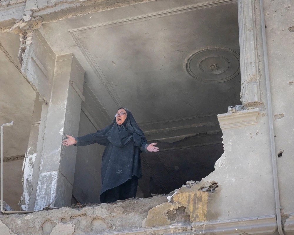 Ngôi nhà bị phá hủy trong cuộc không kích vào Tehran (Iran) hôm 31-3. Ảnh: Maryam Rahmanian/Shutterstock Iran.jpg